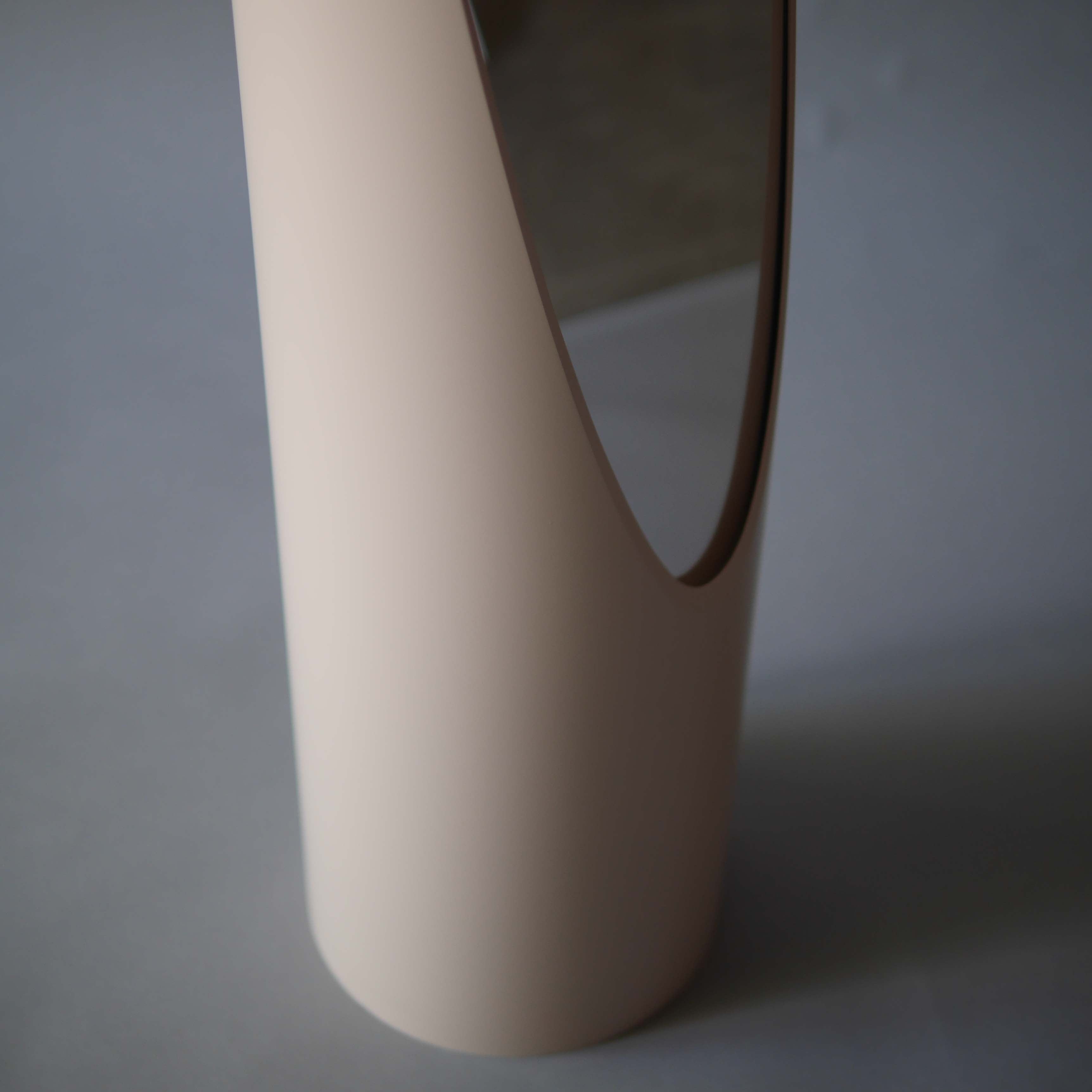 預購收受中 UNGHIA MIRROR 唇膏鏡 - Beige 奶茶色